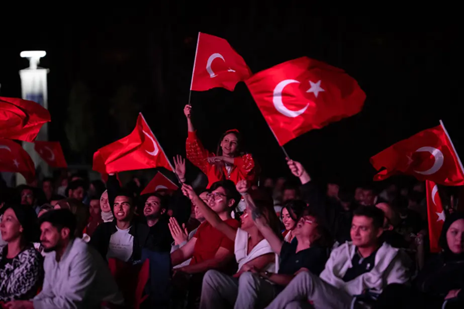 的最大广场, 土媒, 土耳其组织